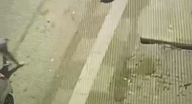 Yolun karşısına yavaş geçtiği için sinirlendiği yayaya kafa attı