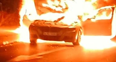 Alevlere teslim olan araçtaki patlama anı kamerada