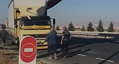 Ankara'da tır üzerinde taşınan rüzgar türbini kamyona çarptı