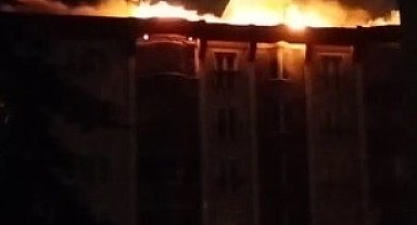 Başakşehir'de korkutan yangın: Çatıda çıkan yangın yan binalara sıçradı