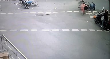 Bayrampaşa'da iki motosikletli çarpıştı: Feci kaza kameraya yansıdı