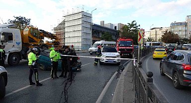 Beyoğlu'nda virajı alamayan otomobil takla attı: 1 yaralı