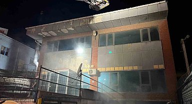 Büyükçekmece'de 3 katlı iş yerinde korkutan yangın
