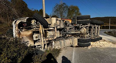 Çatalca'da kum yüklü kamyon devrildi: 1 yaralı