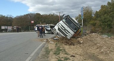 Çatalca'da minibüsle çarpışan hafriyat kamyonu devrildi: 1 yaralı