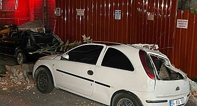 Esenler'de metruk binanın çatısı araçların üzerine çöktü