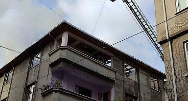 Esenler'de tadilat yapılan çatı alevlere teslim oldu: O anlar kamerada