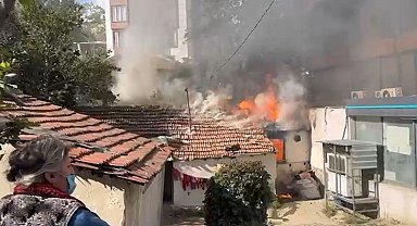 Eyüpsultan'da çakmakla oynayan küçük çocuk evi yaktı