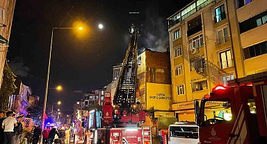 Eyüpsultan'da korkutan yangın: Apartmanın çatısı alev alev yandı