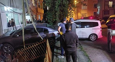 Kağıthane'de freni boşalan ticari araç park halindeki otomobile çarptı: 2 yaralı