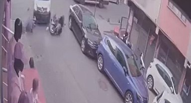 Küçükçekmece'de ters yönden gelen araç ve motosiklet çarpıştı: 2 yaralı