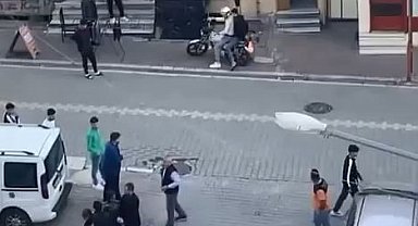 Kuzenler arasında döner bıçaklı kavga çıktı; o anlar kamerada