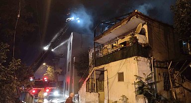 Pendik'te iki katlı ev alev alev yandı