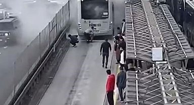 Sefaköy metrobüs durağında yangın paniği