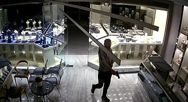 Soyguncuların silahının tutukluk yapması kuyumcuyu ölümden kurtardı