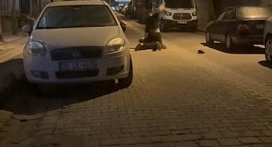 Sultangazi'de dehşet anları kamerada: Yerde yatan kişiyi yumrukladı