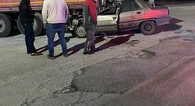 Sürücüsünün direksiyon hakimiyetini kaybettiği otomobil tıra ok gibi saplandı