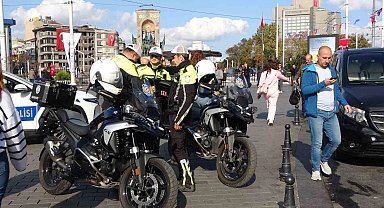Taksim'de yaya yolunu işgal eden motosiklet sürücülerine ceza yağdı