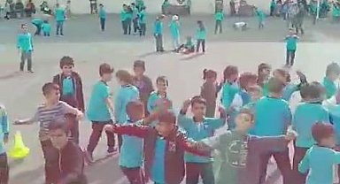 Teneffüsteki öğrenciler tırdan çalan oyun havasıyla eğlendi