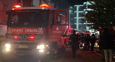 Zeytinburnu'nda iş merkezindeki yangını söndürme çalışmaları sürüyor