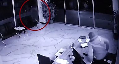 AK Parti Beylikdüzü ilçe binasına taşlı saldırı kamerada