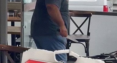 Akli dengesi yerinde olmayan adam annesini darp etti, polise bıçak çekti