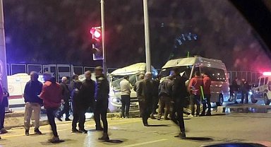 Ankara'da iki servis aracı çarpıştı: 21 yaralı