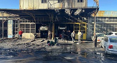 Ankara'da oto tamircide çıkan yangında 9 araç kullanılamaz hale geldi