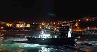 Arnavutköy'de balıkçı teknesi karaya oturdu