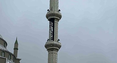 Arnavutköy'de lodos, cami minaresinin parçalarını uçurdu