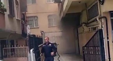 Bahçelievler'de iki bina arasında yanan baraka paniğe neden oldu