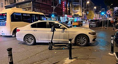 Bahçelievler'de scooter'dan düşen sürücü otomobilin altında kaldı
