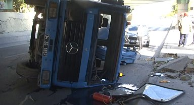 Bakırköy'de üst geçide çarpan vinç devrildi