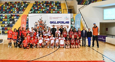 Balıkesir’de Okul Sporları Genç Kız A Grubu Hentbol Müsabakaları Tamamlandı