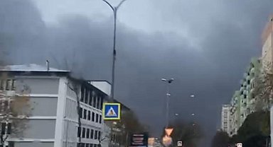 Beylikdüzü'nde 5 saattir devam eden yangın söndürülemedi