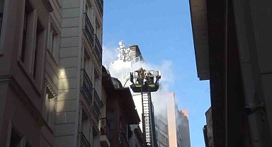 Beyoğlu'nda otelde yangın paniği, çatıda çıkan yangında bina boşaltıldı