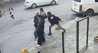 Beyoğlu'nda Türkmenistan'lı kadın turiste kapkaç kamerada