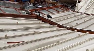 Büyükada'da şiddetli rüzgardan iki restoranın çatısı yıkıldı