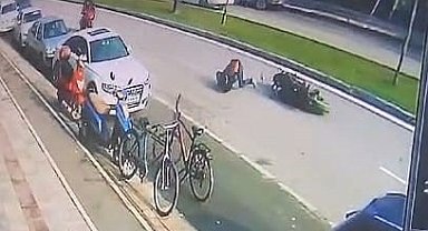 Devrilerek 300 metre sürüklenen motosiklet kazası kamerada