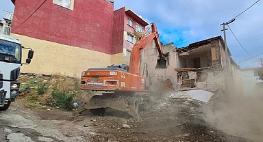 Edremit Belediyesi’nden Gazicelal Mahallesi’nde Metruk Bina Yıkımı