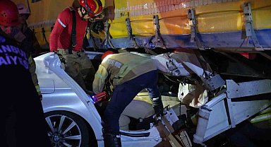 Esenyurt'ta feci kaza... Tırın altında kalan otomobil hurdaya döndü: 1 ağır yaralı