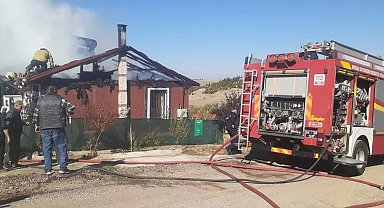 Evinin yanışını gözyaşları içinde izleyen kadın fenalık geçirdi