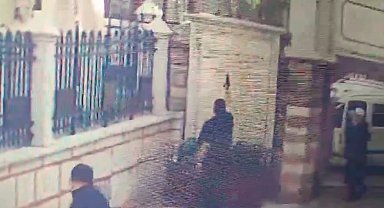 Fatih'te cami avlusunda havaya ateş açan şüpheli tutuklandı