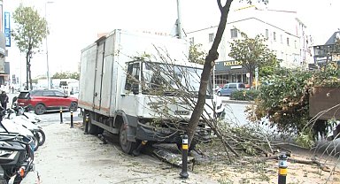 Freni boşalan kamyon kaldırıma girdi; o anlar kamerada