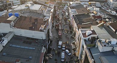 Güngören'de yıkımı gerçekleştirilen bina kısmen çöktü: 2 işçi göçük altında kaldı