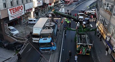 Güngören'de yol çöktü, 2 kamyon çukura düştü