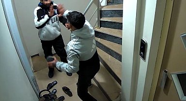 Hırsızlık için girdikleri binada pahalı ayakkabıya rastlayan hırsızların "çak" sevinci