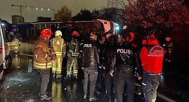 İstanbul Bayrampaşa'da yolcu otobüsü devrildi. Çok sayıda yaralı var