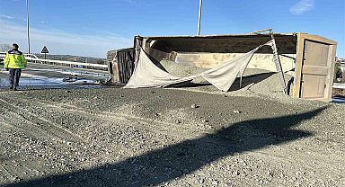 İstanbul Havalimanı kavşağında hafriyat kamyonu yandı