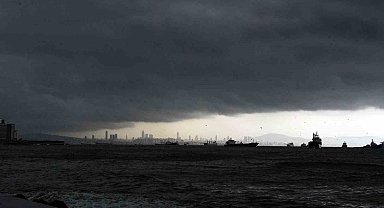 İstanbul'a kara bulutlar ile yağmurun gelişi görüntülendi